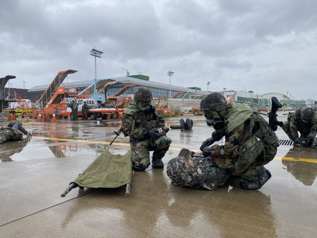 육군 50사단 소속 병력이 지난 5일 대구국제공항에서 사후관리 훈련에 나서고 있다. 50사단 제공