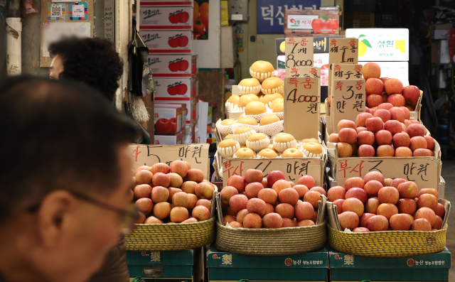 3일 서울의 한 전통시장의 과일 판매대. 연합뉴스