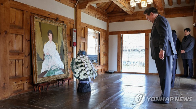 윤석열 대통령이 지난달 28일 국민들의 사랑을 한 몸에 받았던 육영수 여사의 영정에 묵념하고 있다. 연합뉴스