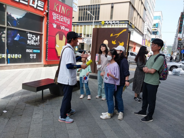 지난해 실시한 거리투어 참가자들의 모습. 행복북구문화재단 제공.