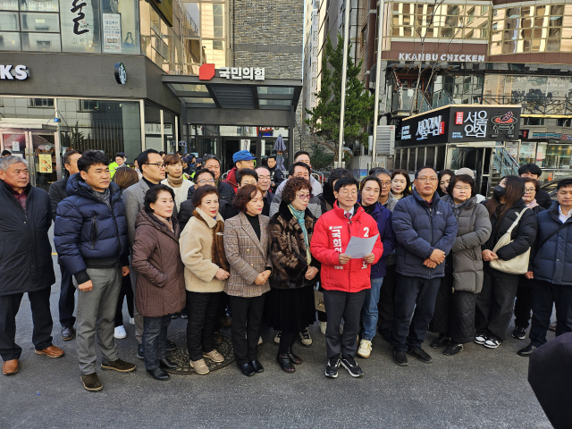 9일 국민의힘 중앙당사 앞에서 박용호 예비후보가 기자회견을 하는 모습. 박용호 예비후보사무실 제공