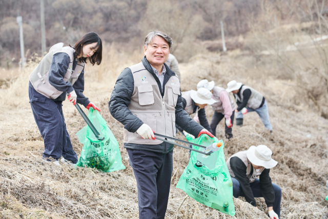 이재혁 경북개발공사 사장은 각종 재난현장과 어려운 이웃을 위해 현장을 직접 방문해 기관장이 몸소 봉사를 실천하는 사회나눔을 이어가고 있다. 사진은 이 사장이 직원들과 함께 신도시 내 청소봉사를 하는 모습. 김영진 기자