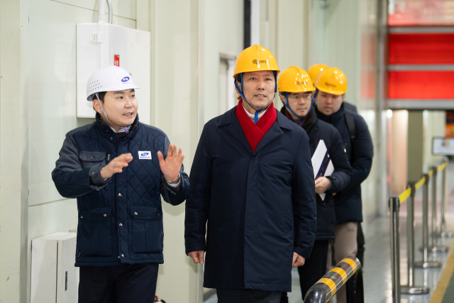 지난 1월 김장호(오른쪽) 구미시장이 구미산단 내 기능성필름제조회사 ㈜서일 이현철 대표의 설명을 들으면서 생산현장을 둘러보고 있다. 구미시 제공