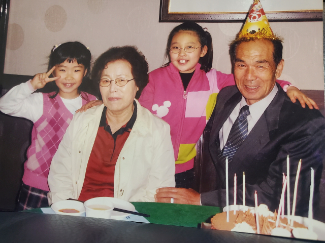 20년전 아버지 최화륜(오른쪽) 씨 생신 때 손녀들이랑 축하 파티 모습. 최유정 씨 제공