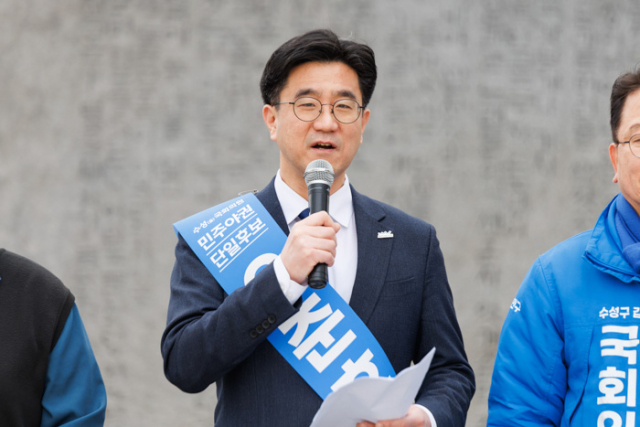 오준호 4· 10 총선 예비후보는 12일 대구 수성구 두산동 수성못 이상화 시인 시비 앞에서 출마 기자회견을 열고 대구 수성구을 선거구 출마를 선언했다. 새진보연합 제공