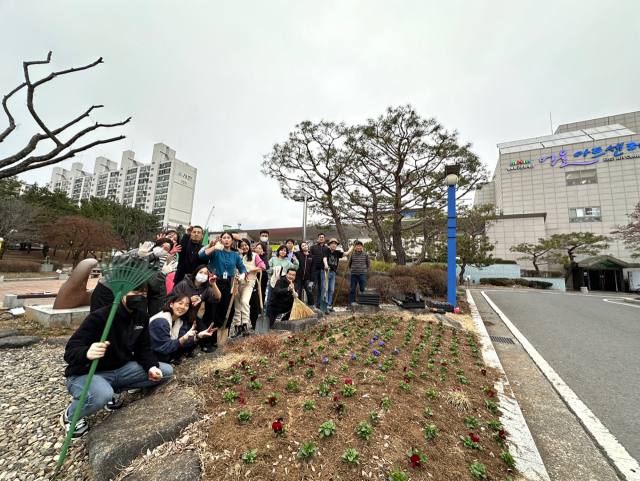 지난 11일 행복북구문화재단 직원들이 봄을 맞아 어울아트센터 야외공원에 꽃식물을 심고 있다. 행복북구문화재단 제공