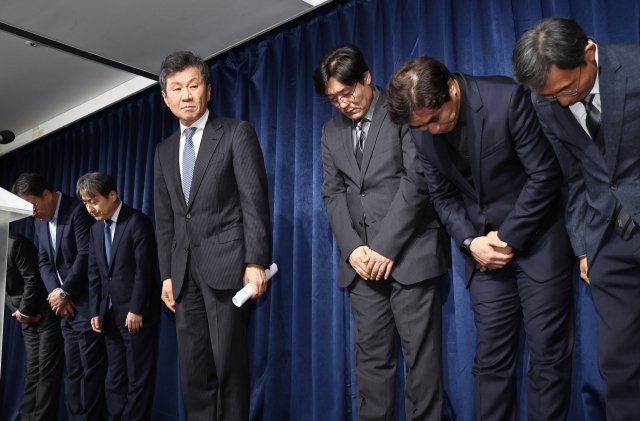 한국 축구 국가대표팀 사안 관련 임원 회의를 마친 정몽규 대한축구협회장 등 임원진이 지난달 16일 오후 서울 종로구 축구회관에서 회의 결과를 발표한 뒤 고개 숙여 인사하고 있다. 연합뉴스