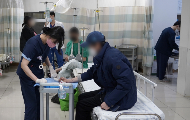 지난 14일 대구 달서구 더블유(W)병원 응급실에서 의료진이 개물림 사고를 당한 환자를 치료하고 있는 모습. 매일신문DB