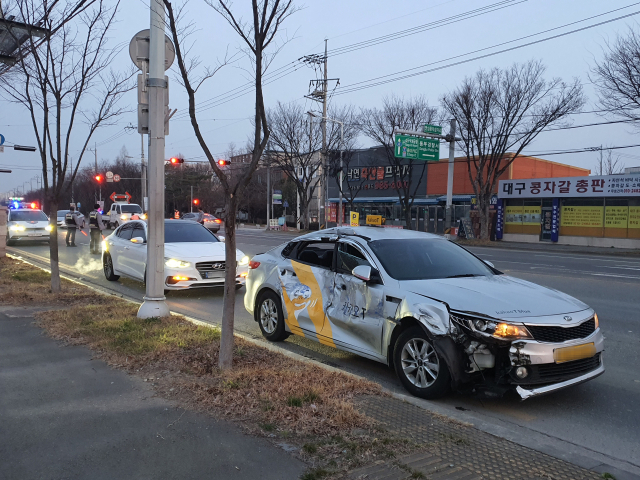 14일 오전 안심중학삼거리에서 택시와 기름차가 추돌하는 사고가 발생했다. 김지효 수습기자