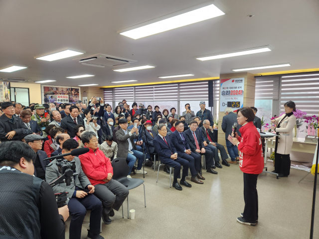 이인선 4·10 총선 예비후보(대구 수성구을·국민의힘)가 당원 및 지지자 3천여명이 참석한 가운데 선거사무소 개소식을 열고 재선 도전을 본격화했다고 18일 밝혔다. 이인선 예비후보 제공