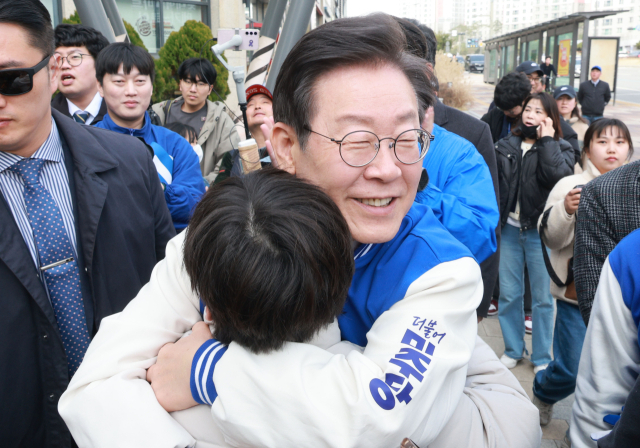 더불어민주당 이재명 대표가 17일 오후 경기 화성시 동탄호수공원 인근에서 한 아이와 포옹하고 있다. 연합뉴스