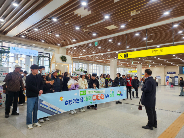 영주시를 방문한 기차 여행객들에게 시가 환영 행사를 해주고 있다. 영주시 제공