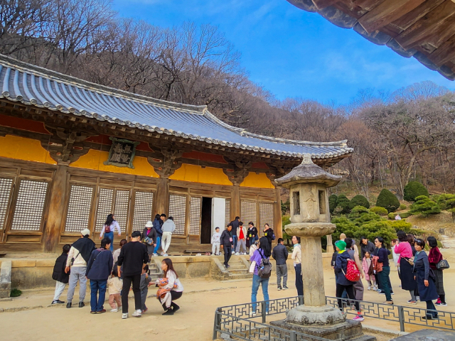 영주 여행객들이 천년고찰 부석사를 둘러보고 있다. 영주시 제공