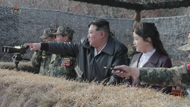 김정은 북한 국무위원장이 지난 15일 항공육전병부대(공수부대)들의 훈련을 지도했다고 조선중앙TV가 16일 보도했다. [조선중앙TV 화면] [국내에서만 사용가능. 재배포 금지. For Use Only in the Republic of Korea. No Redistribution] 연합뉴스