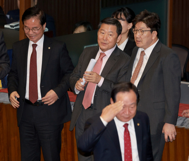 국민의힘 이철규 의원과 권성동 의원이 29일 국회에서 열린 본회의에서 대화하고 있다. 연합뉴스