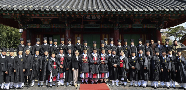 20일 경주시 탑동 숭덕전에서 열린 숭덕전 제례 행사가 끝난 뒤 관계자들이 기념촬영을 하고 있다. 경북도 제공