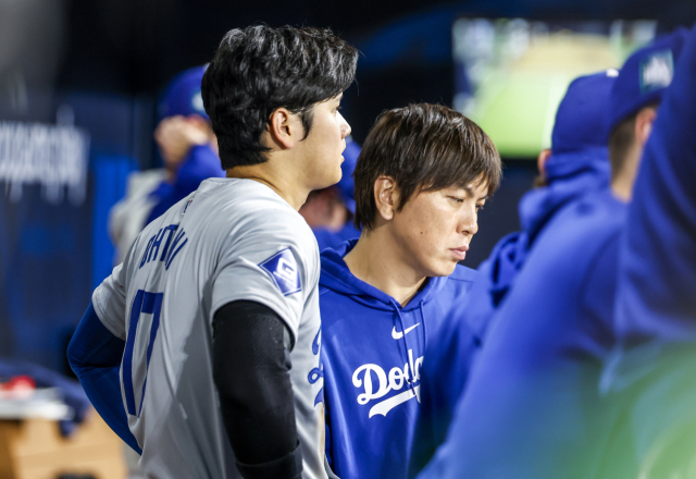 지난 20일 오후 서울 고척스카이돔에서 열린 미국프로야구(MLB) 공식 개막전 LA다저스 대 샌디에이고 파드리스 1차전 경기에서 LA다저스 오타니 쇼헤이와 통역사 미즈하라 잇페이가 경기를 지켜보고 있다. 연합뉴스