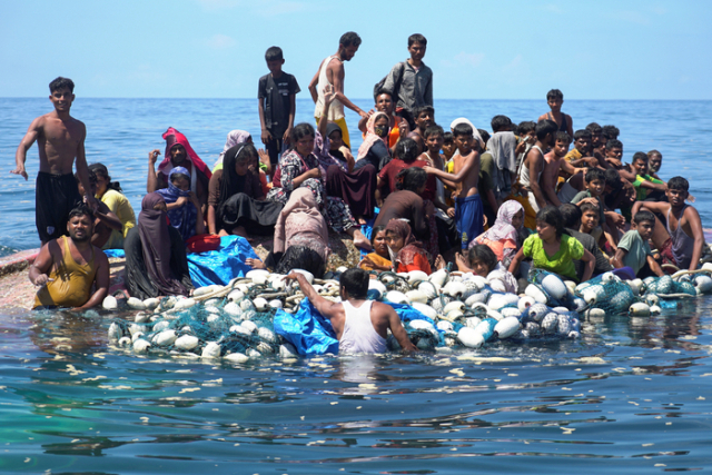21일(현지시간) 인도네시아 서아체 앞바다에서 로힝야족 난민들이 전복된 목선 위에서 구조를 기다리고 있다. 연합뉴스
