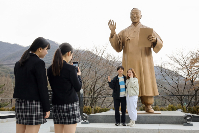 경북 칠곡군 다부동전적기념관에 세워진 이승만 대통령 동상을 찾는 관람객들이 늘고 있다. 칠곡군 제공