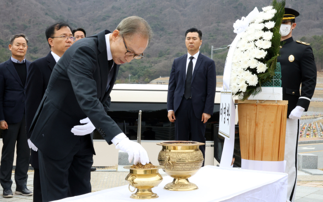 이명박 전 대통령이 25일 오전 국립대전현충원 제2연평해전·연평도 포격전 전사자 묘역을 찾아 분향하고 있다. 연합뉴스