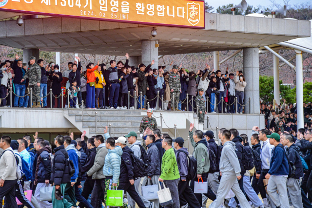 코로나19 여파로 2020년 2월 중단됐던 해병대 신병 대면 입영행사가 4년 1개월 만인 25일 해병대 교육훈련단에서 신병 , 가족, 지인 등 5천여 명이 참석한 가운데 열리고 있다. 해병대 교육훈련단 제공.