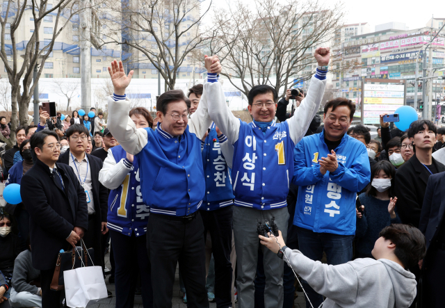 더불어민주당 이재명 대표가 16일 경기 용인시 수지구청에서 지역 후보들과 기자회견을 하고 있다. 연합뉴스