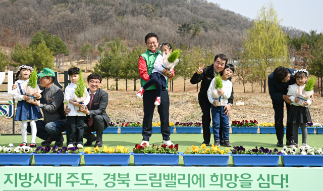 경상북도는 제79회 식목일(4월 5일)을 앞두고 27일 김천시 율곡동 안산공원에서 나무 심기 행사를 개최했다. 이날 봉사단체 