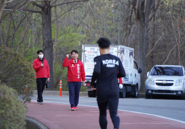 권영진 4·10 총선 후보(대구 달서구병·국민의힘)가 30일 두류공원에서 거리 유세를 하고 있다. 권영진 후보 제공