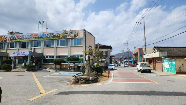 문화재와 습지로 지정된 상주 공검지에서 직선거리 200여 m에 있는 공검면 소재지 왼편이 공검면사무소다. 고도현 기자