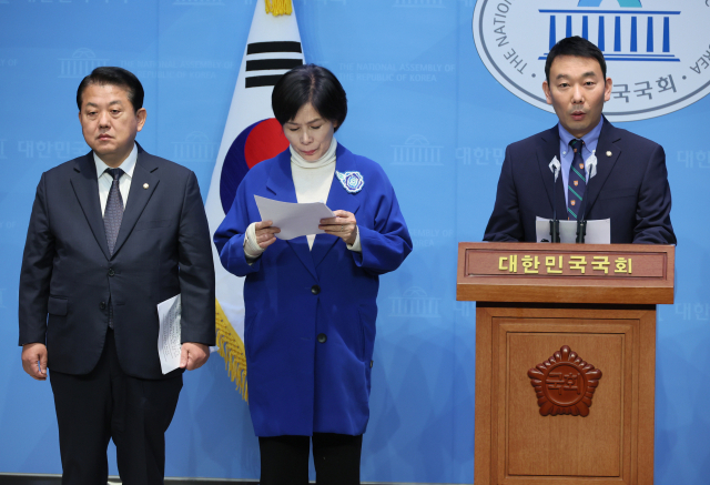 12일 국회 소통관에서 열린 제22대 총선 더불어민주당 남양주시 갑을병 후보 합동 기자회견에서 남양주병 김용민 후보가 발언하고 았다. 왼쪽부터 남양주을 김병주, 갑 최민희, 병 김용민 후보. 연합뉴스