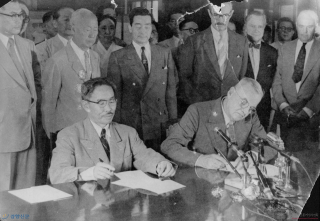1953년 8월 8일 한미상호방위조약 가조인 장면. 한미상호방위조약은 가조인 된 지 무려 1년 3개월 후인 1954년 11월 14일에야 법적 효력이 발생했다.