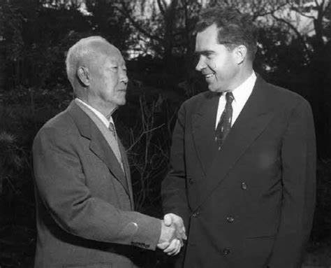 닉슨 미국 부통령은 이승만에게 국군의 단독 행동을 경고하는 아이젠하워 미 대통령의 친서를 전달했다.