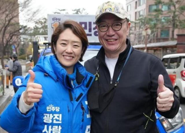 고민정 더불어민주당 광진을 후보가 배우 박상면과 함께 찍은 사진을 소셜네트워크서비스(SNS)에 공개해 눈길을 끌고 있다. 고 후보 페이스북