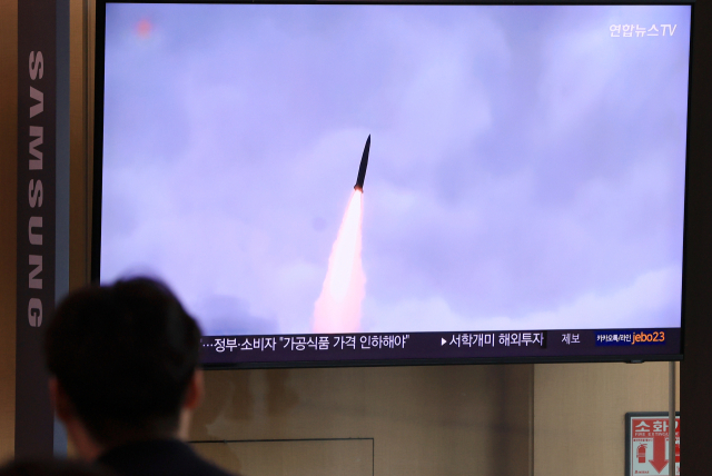 북한의 탄도미사일 발사 관련 보도 화면. 연합뉴스