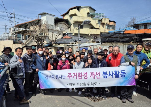 안동 참사위봉사단이 지적장애인 가구를 찾아 깨끗한 주건환경 봉사에 나섰다. 안동시 제공