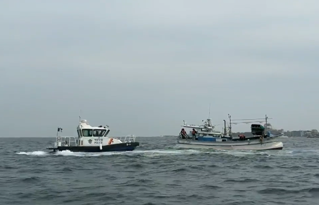 2일 오후 포항시 남구 호미곶 앞바다에서 좌초된 어선을 해경이 구조하고 있다. 포항해양경찰서 제공.