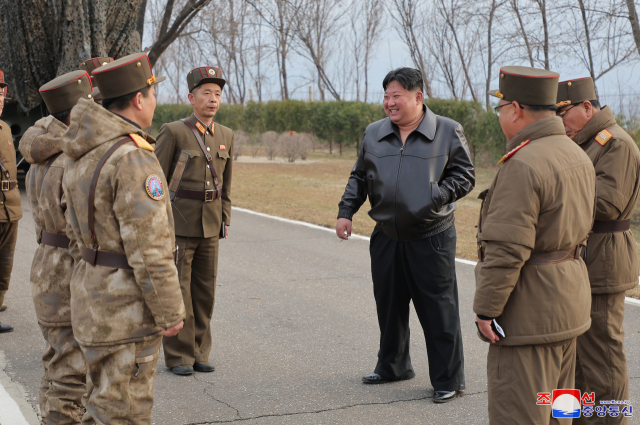 김정은 북한 국무위원장이 새로 개발한 극초음속 활공비행 전투부를 장착한 새형의 중장거리 고체탄도 미사일 