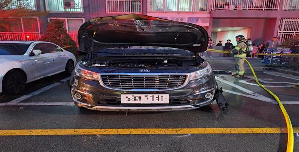 지난 2일 오후 6시 45분쯤 북구 대현동의 한 아파트 지상 주차장에 세워진 차량에서 불이 났다. 대구소방안전본부 제공