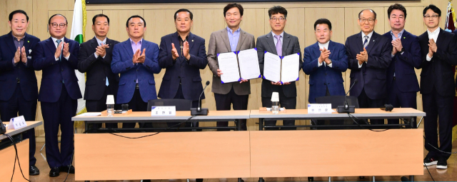 경산시와 한국도로공사 대구경북본부는 3일 경산IC 톨게이트 진입로 확장공사의 사업시행 협약식을 가졌다.