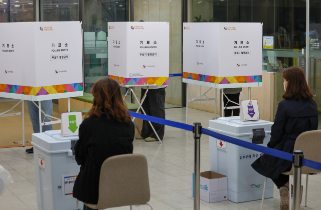 제22대 국회의원선거 사전투표가 시작된 5일 오전 서울 서초구 내곡열린문화센터에 마련된 사전투표소에서 유권자들이 투표하고 있다. 연합뉴스