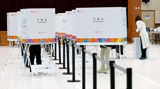 22대 국회의원 선거 사전투표 첫날인 5일, 시민들이 대전 어은중학교 사전투표소에서 투표하고 있다. 연합뉴스