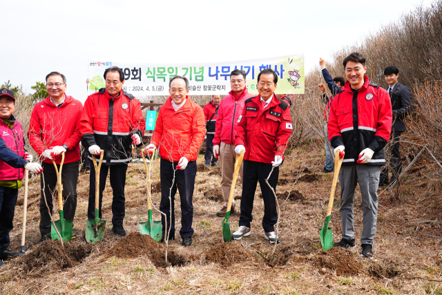 5일 대구 달성군 비슬산 참꽃군락지 일원에서 열린 제79회 식목길 기념 행사에서 추경호 의원과 홍준표 대구시장, 최재훈 달성군수가 기념사진을 찍고 있다. 추경호 의원실 제공