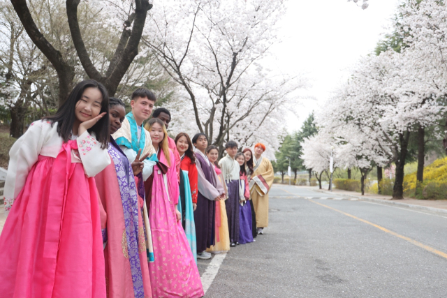 지난 4일 대경대 외국인 유학생들이 교내 벚꽃길에서 한복을 입고 포즈를 취하고 있다. 대경대 제공
