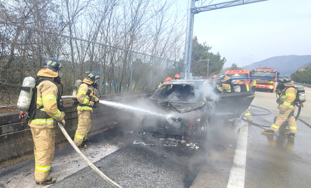 영천시 임고면 대구포항고속도로 포항방면서 발생한 SUV 차량 화재 진압 현장. 경북소방본부 제공