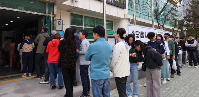 제22대 국회의원선거 사전투표 둘째 날인 6일 오후 인천 연수구 송도1동행정복지센터에 마련된 사전투표소에 유권자들이 줄을 서 있다. 연합뉴스