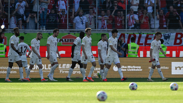 바에이른 뮌헨 선수들이 6일 독일 하이덴하임 포이트 아레나에서 열린 2023-2024 분데스리가 28라운드 하이덴하임과의 경기에 나섰으나 2대3으로 역전패한 뒤 어두운 표정으로 경기장을 빠져 나가고 있다. 오른쪽에서 두 번째가 김민재. 연합뉴스