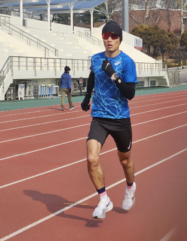 경북대학교 운동장에서 연습 중인 박현준 씨. 대장암을 진단받고 수술까지 치른. 암환자의 모습이라고 보기에 믿기 어려울 쌩쌩한 모습이다.