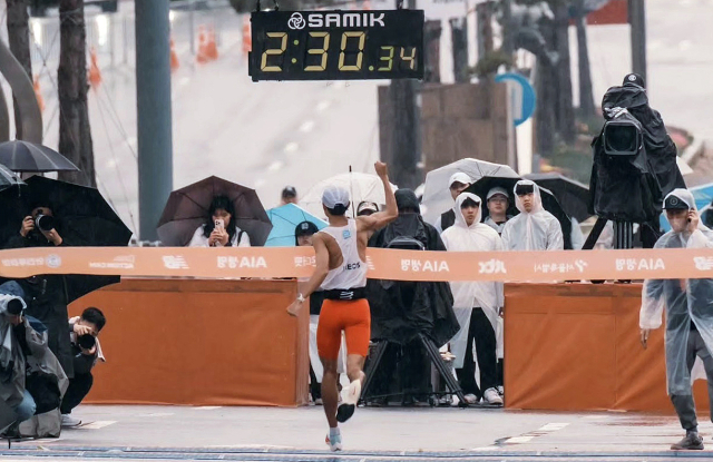 작년 11월 jtbc 주최 서울마라톤 현장. 대장암을 극복하고 가장 먼저 결승점에 도착한 박현준 씨. 박 씨는 이날 풀코스 일반부 부문에서 금메달의 영광을 차지했다.