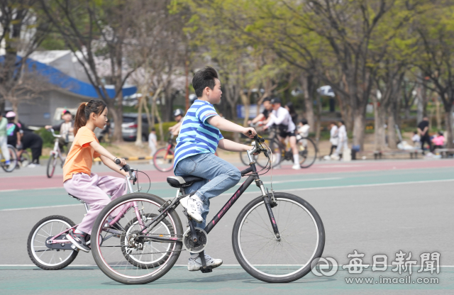 지난 7일 달서구 두류공원을 찾은 아이들이 가벼운 옷차림으로 자전거를 타고 있다. 매일신문 DB
