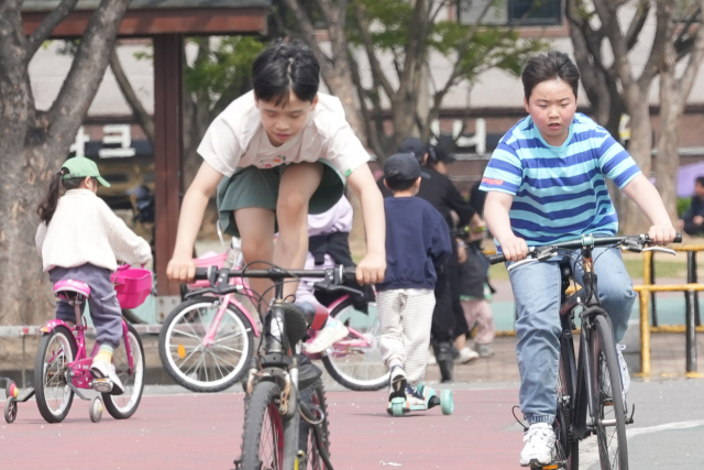 대구 낮 최고기온이 25.3℃까지 오르면서 완연한 봄 날씨를 보인 7일 두류공원을 찾은 아이들이 반소매 차림으로 자전거를 타고 있다. 안성완 기자 asw0727@imaeil.com